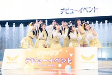 上階の観客の声援に応えるラフ×ラフ。