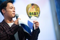 観客が持っていた佐久間宣行応援うちわを取り上げるショーゴ（東京ホテイソン）。