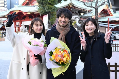 左から矢田亜希子、眞島秀和、中田青渚。