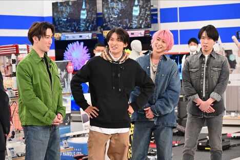 左からSnow Manの渡辺翔太、向井康二、佐久間大介、宮舘涼太。(c)TBS