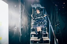 ステージに向かう頓知気さきな。