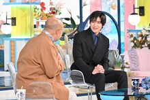左から笑福亭鶴瓶、目黒蓮。(c)TBS