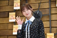 手を振る鈴木絢音（乃木坂46）。