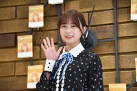 手を振る鈴木絢音（乃木坂46）。