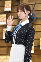 手を振る鈴木絢音（乃木坂46）。