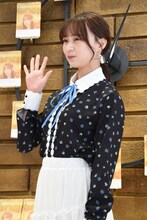 手を振る鈴木絢音（乃木坂46）。