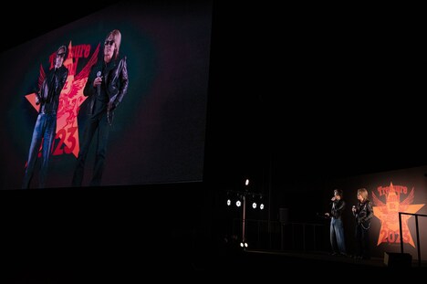 ライブ上映に駆けつけたB'z。（撮影：達川範一）