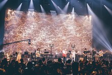 サプライズ出演した桑田佳祐と原由子が「いつでも夢を」を歌う様子。（撮影：西槇太一）