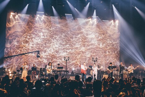 サプライズ出演した桑田佳祐と原由子が「いつでも夢を」を歌う様子。（撮影：西槇太一）