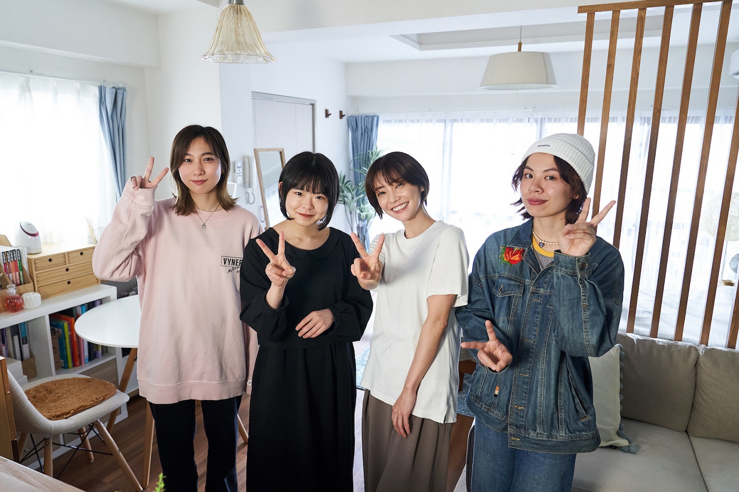 撮影現場で倉科カナと対面したリーガルリリー。(c)「隣の男はよく食べる」製作委員会