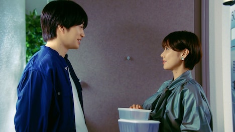 「隣の男はよく食べる」第1話より。(c)「隣の男はよく食べる」製作委員会