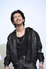 史記の発言に爆笑する森愁斗（SHOOT）。