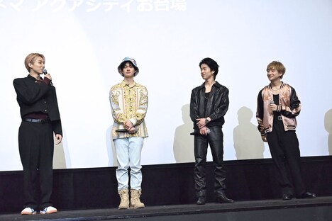 兄弟エピソードを語る高尾颯斗（HAYATO / 左）。