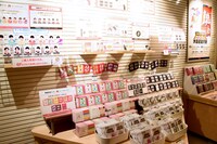 「初ミュージアム～やりすぎ!?スパ世が大自己紹介展～」で展開されている物販。