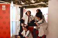 メンバーのロッカーの中を見て盛り上がる世が世なら!!!。