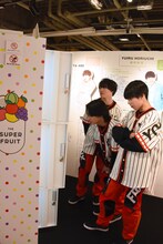 THE SUPER FRUITのロッカーを興味深そうに見る世が世なら!!!。