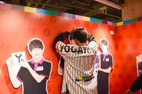 等身大パネルと身長を比べる添田陵輔。