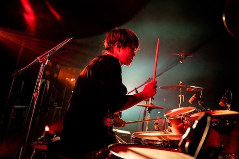 オグラユウタ（Dr, Cho）（Photo by RUI HASHIMOTO [SOUND SHOOTER]）