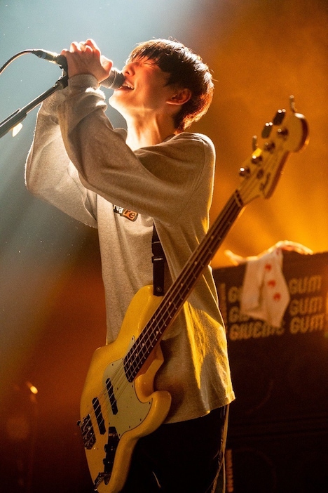 アマダシンスケ（B, Vo）（Photo by RUI HASHIMOTO [SOUND SHOOTER]）