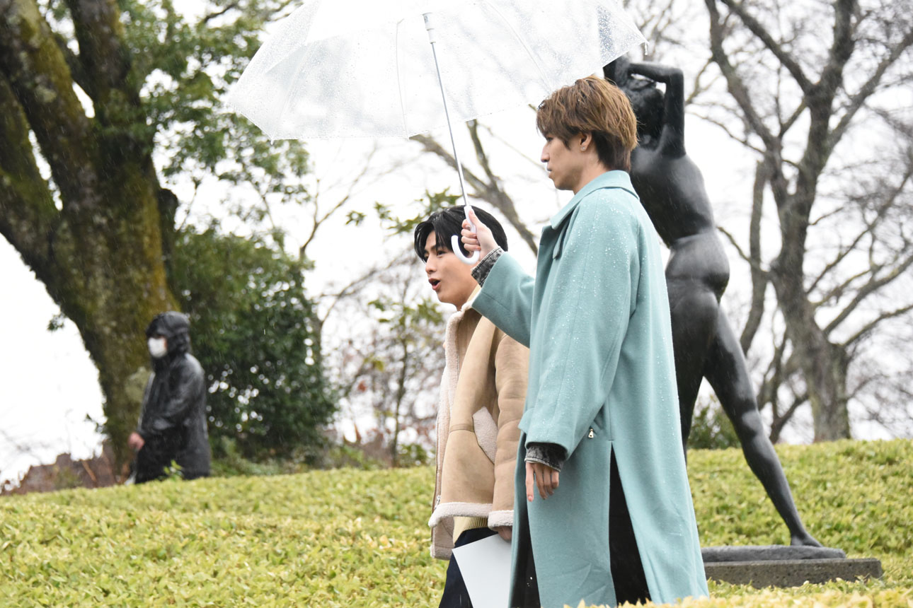 箱根 彫刻の森美術館を散策する（手前から）タカシ、ハル。