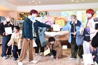 リョウガからシューヤへのメッセージに爆笑するメンバー。