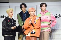 フリップを書いている最中、出題チームのフリートークからも必死にヒントを得ようとするCチーム。