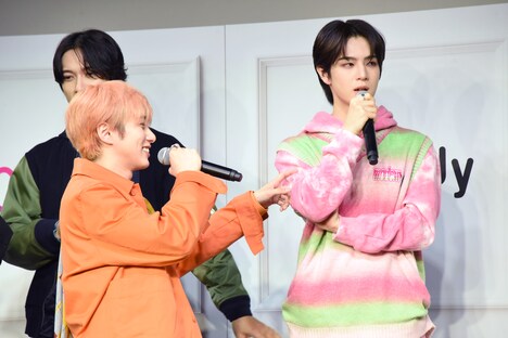 「それは、たじがオーディション中に被っていたニット帽ですか？」と真顔で尋ねる佐野雄大（右）と、すかさずツッコミを入れる尾崎匠海（左）。