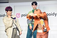 「パックのTシャツ」を体で表現する尾崎匠海。