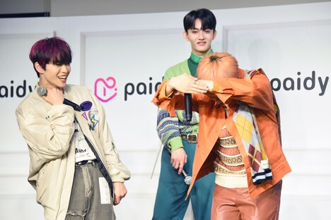 「パックのTシャツ」を体で表現する尾崎匠海。