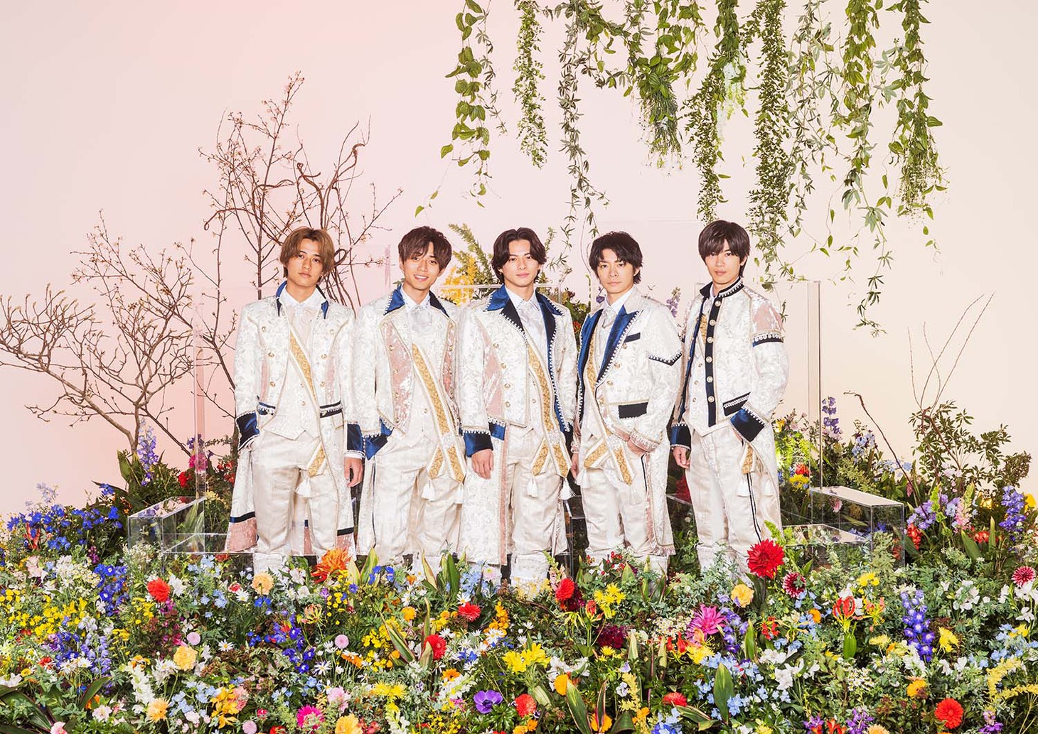 人気画像3位は「King & Prince新アーティスト写真、ベスト盤『Mr.5』ジャケット写真を公開」より、King & Prince。