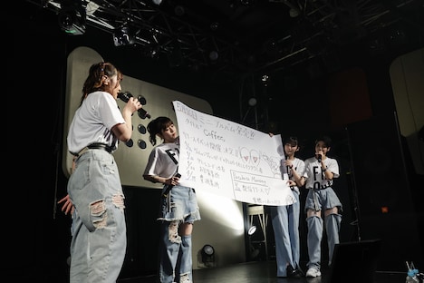 ミニアルバム「Coffee」のリリースが決定したことを発表するAMEFURASSHI。（撮影：笹森健一）