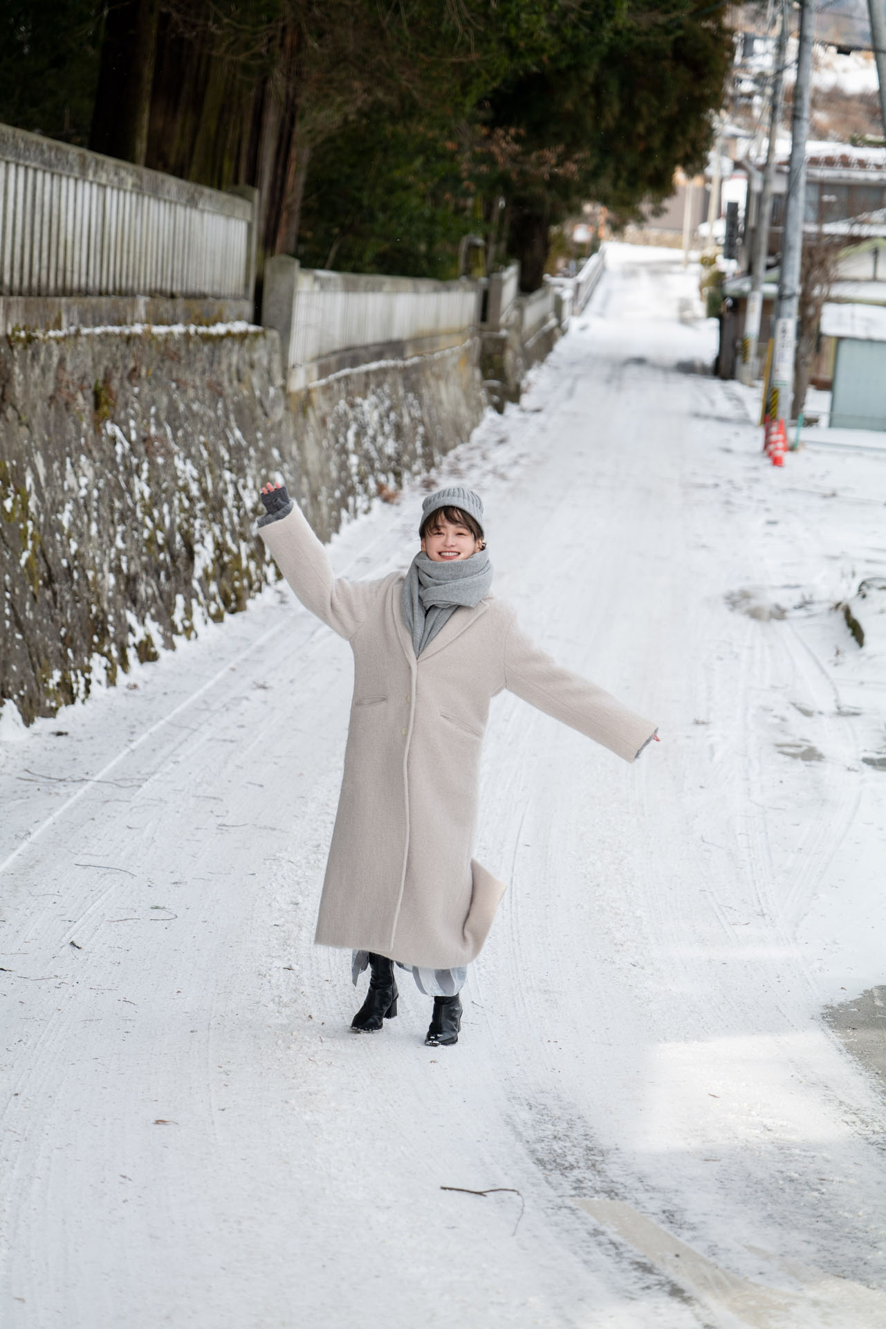 人気画像7位は「日向坂46影山優佳に着られるのを10年待った、衣装スタッフ秘蔵の紺色ワンピース」より、影山優佳（日向坂46）1st写真集（タイトル未定）先行カット。（撮影：新津保建秀［扶桑社刊］）