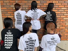 BiSH×TANGTANGコラボTシャツを着たBiSHの背中。