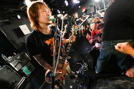 横山健（Vo, G / Ken Yokoyama）（Photo by Teppei Kishida）