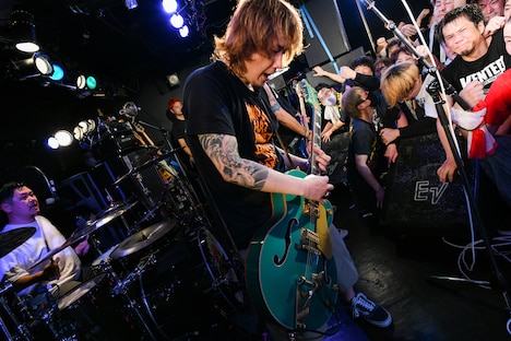 横山健（Vo, G / Ken Yokoyama）（Photo by Teppei Kishida）