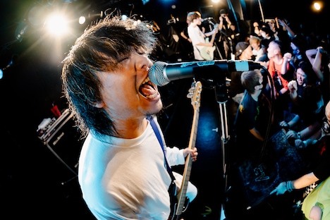 熊野和也（B, Vo / KUZIRA）（撮影：酒井雅斗）