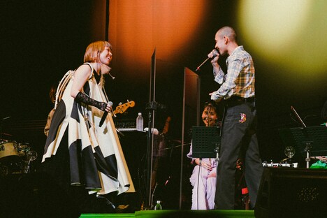 左から中村佳穂、KID FRESINO。(Photo by Asami Nobuoka)