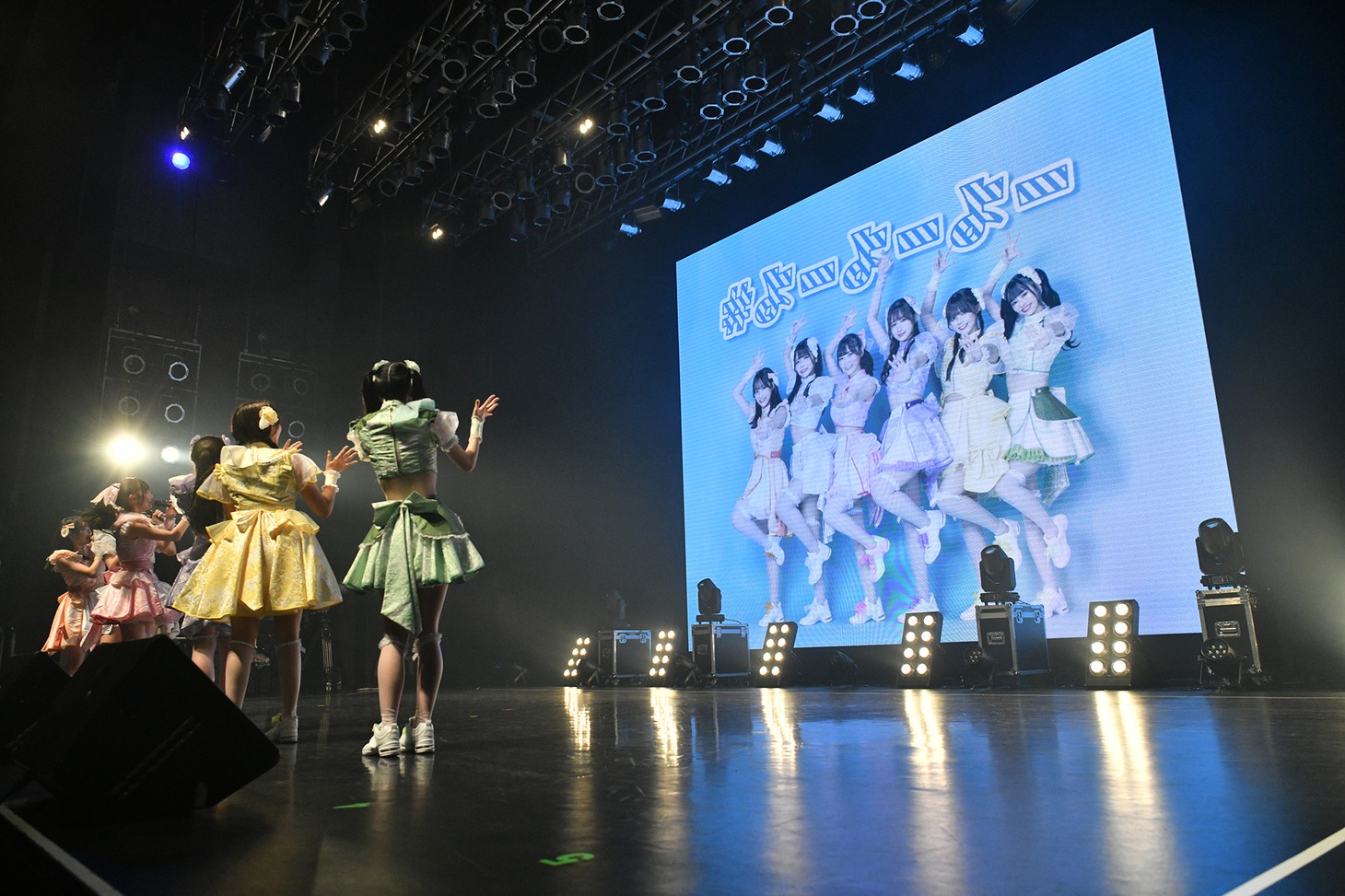 新体制による最新アーティスト写真を発表する#よーよーよー。