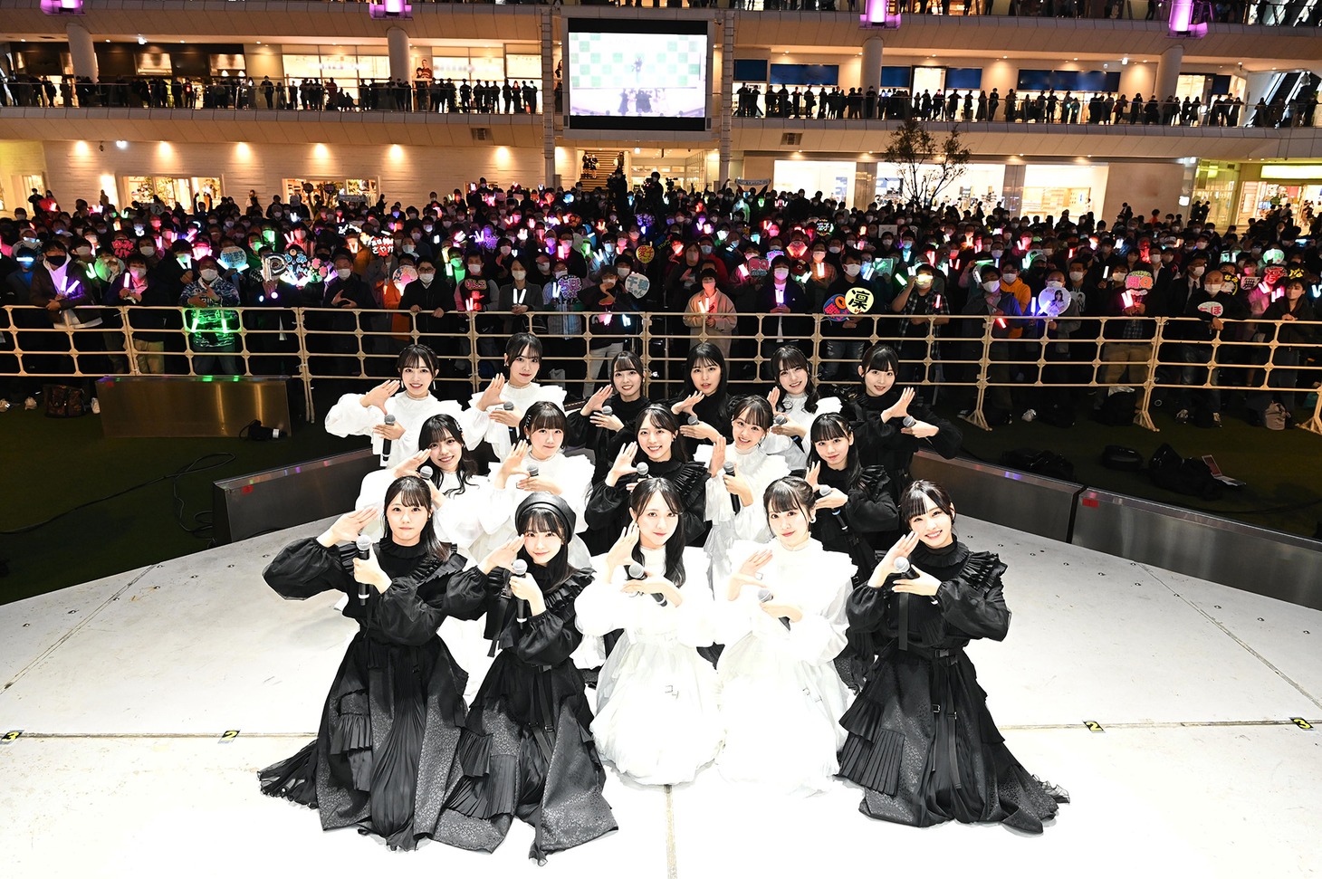 観客をバックに記念撮影するSTU48。(c)STU