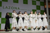 新曲「息をする心」を披露するSTU48。（撮影：はぎひさこ）