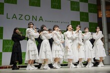 新曲「息をする心」を披露するSTU48。（撮影：はぎひさこ）