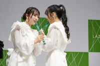 リコーダーを吹くSTU48の2期生メンバー。（撮影：はぎひさこ）
