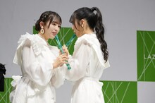 リコーダーを吹くSTU48の2期生メンバー。（撮影：はぎひさこ）