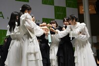 くじを引くSTU48の先輩メンバーたち。（撮影：はぎひさこ）
