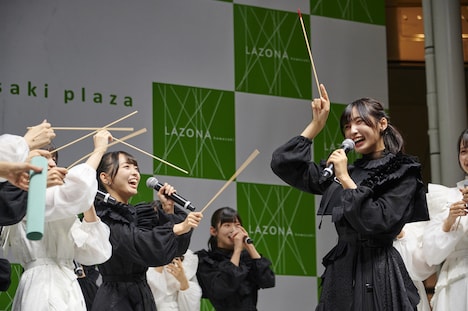 くじの結果、罰ゲームを受けることになった沖侑果。（撮影：はぎひさこ）