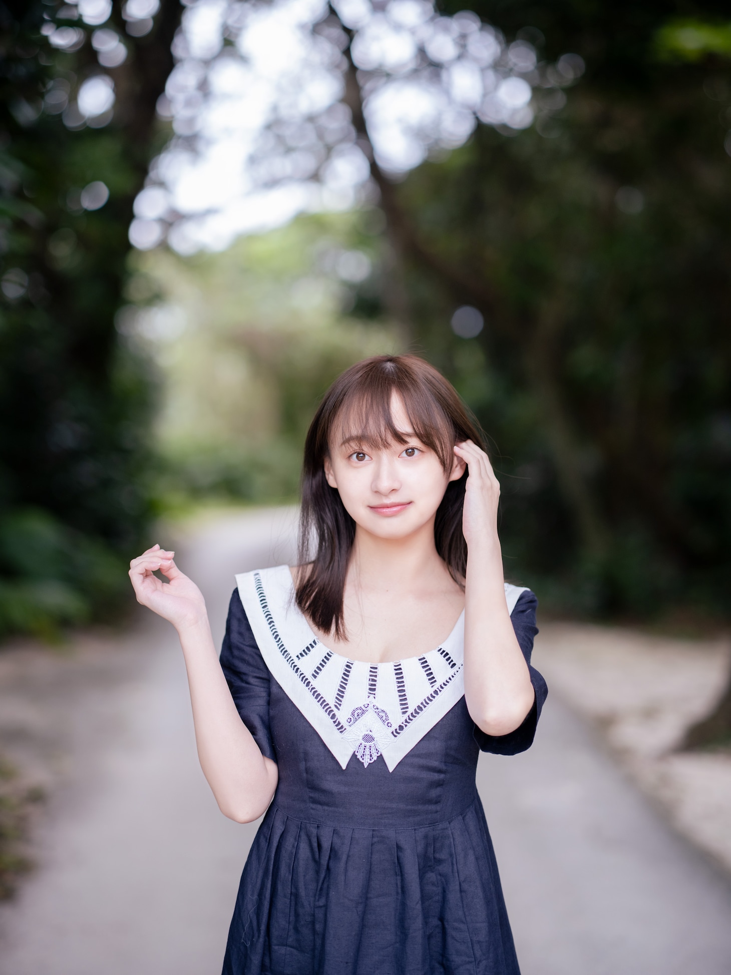 人気画像4位は「日向坂46影山優佳に着られるのを10年待った、衣装スタッフ秘蔵の紺色ワンピース」より、影山優佳（日向坂46）1st写真集（タイトル未定）先行カット。（撮影：新津保建秀［扶桑社刊］）