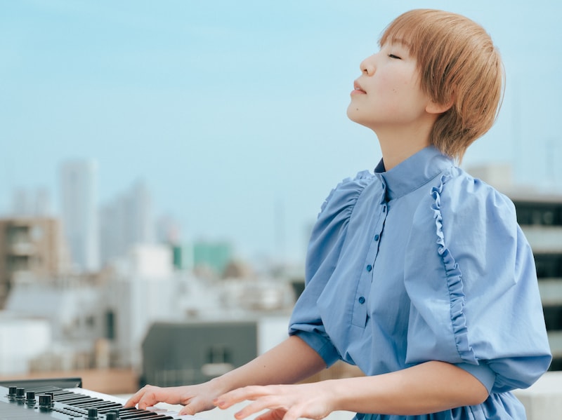 世武裕子ピアノ弾き語り音源集「あなたの生きている世界」をCDリリース、東名阪ツアーも決定