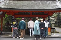 箱根神社を参拝する超特急。