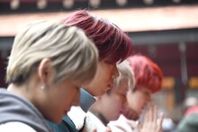 箱根神社を参拝する超特急。