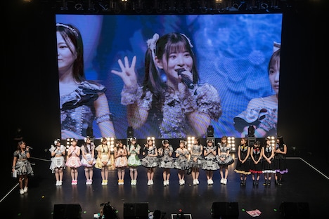 ステージに集合した#ババババンビ、#2i2、#よーよーよーの3組。